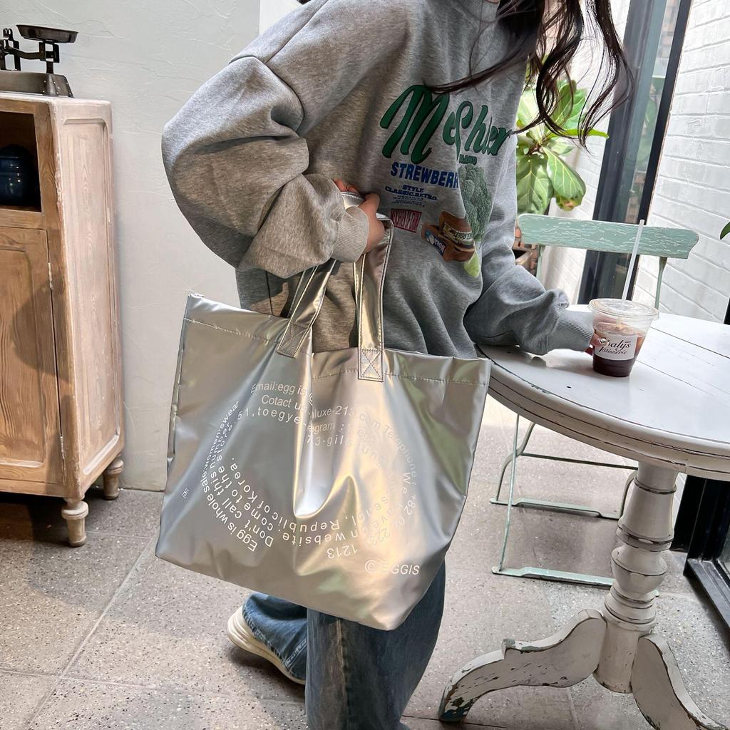 Вместительная серебристая сумка-тоут: Универсальная мода для поездок на работу