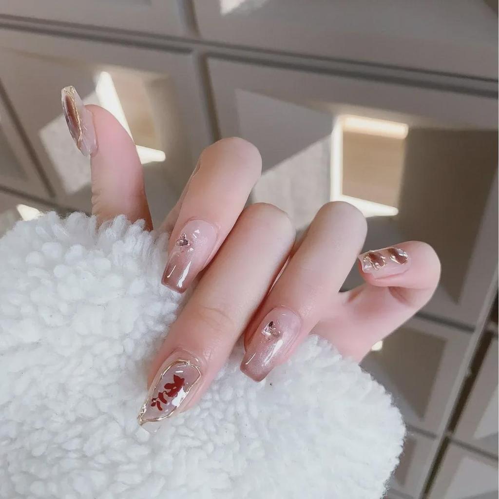 Ногти в виде опавших цветов: Чистый нейл-арт ручной работы с золотыми шелковыми листьями и эффектом кошачьего глаза для более белых и длинных рук