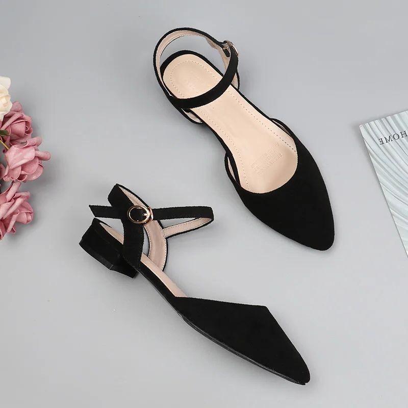 Модные летние повседневные туфли с острым носком и пряжкой на щиколотке, удобные балетки для женщин, замшевые повседневные черные сандалии с закрытым носком