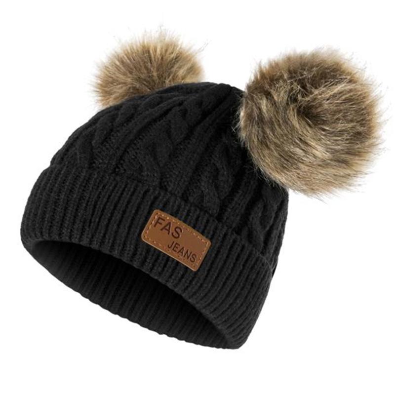 Вязаная детская шапочка с помпонами