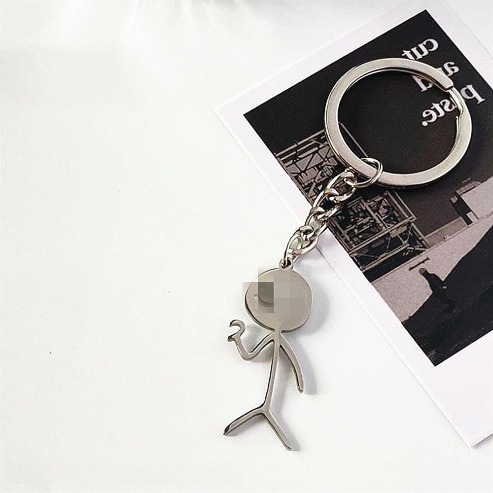 Юмористический брелок для пар в виде человечка-сердца и среднего пальца — персонализированный аксессуар для школьного ранца.