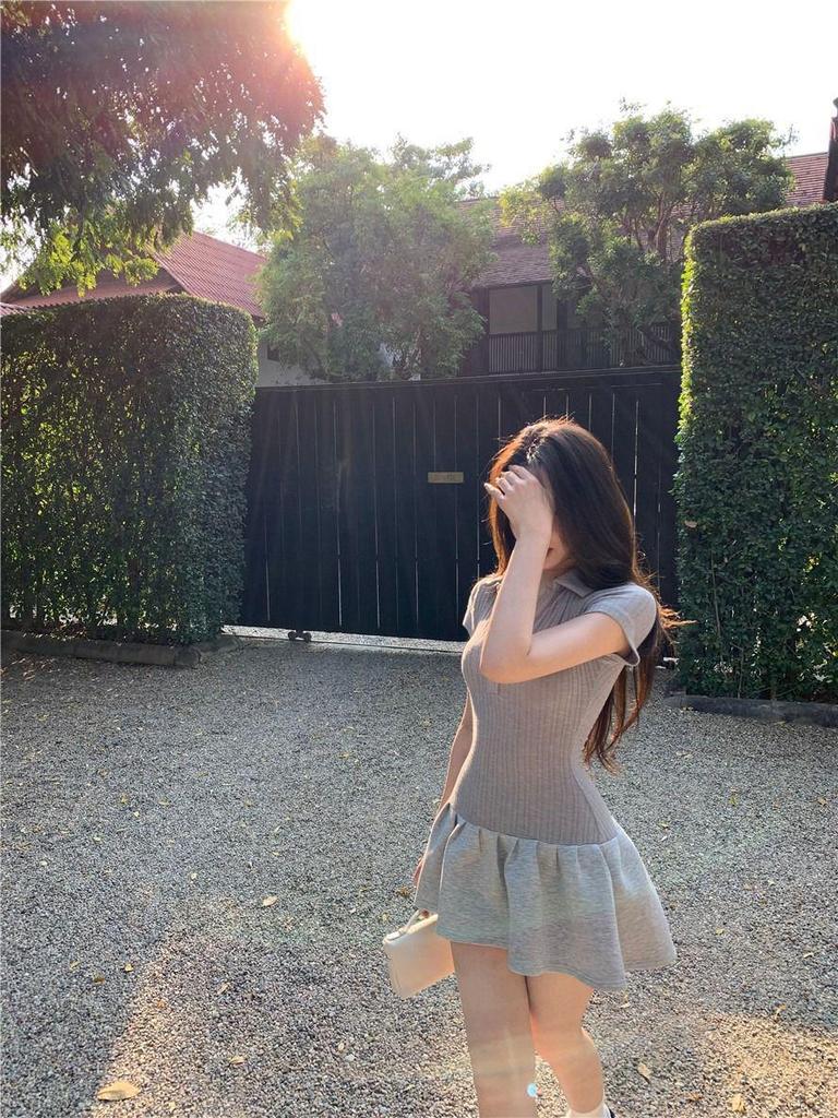 Женское облегающее серое платье-поло - С короткими рукавами, с приталенным силуэтом, А-силуэта, маленькое летнее платье