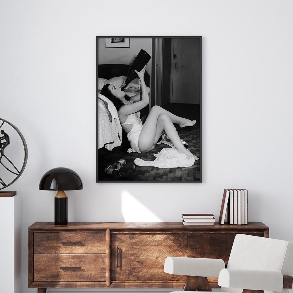 Fashion Black and White Woman Drinking Champagne Canvas Prints Modern Painting On The Wall Picture Poster for Bathroom Decor