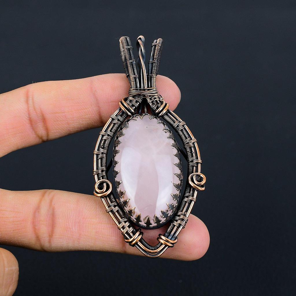 Необычный драгоценный камень из розового кварца, чистая медная проволока, обернутая ювелирными изделиями ручной работы