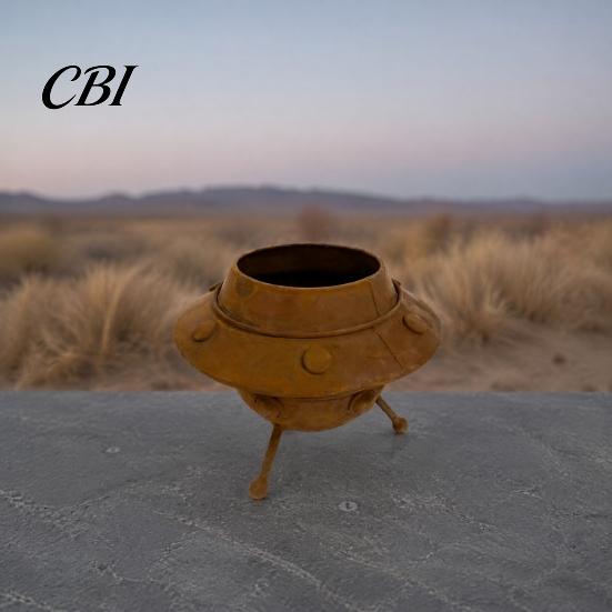 Creative Metal Flower Pot UFO Planter, Retro Rusty Alien Spaceship Plant Pot, Novelty Vintage Planter Container for Succulents And Indoor Plants, Home