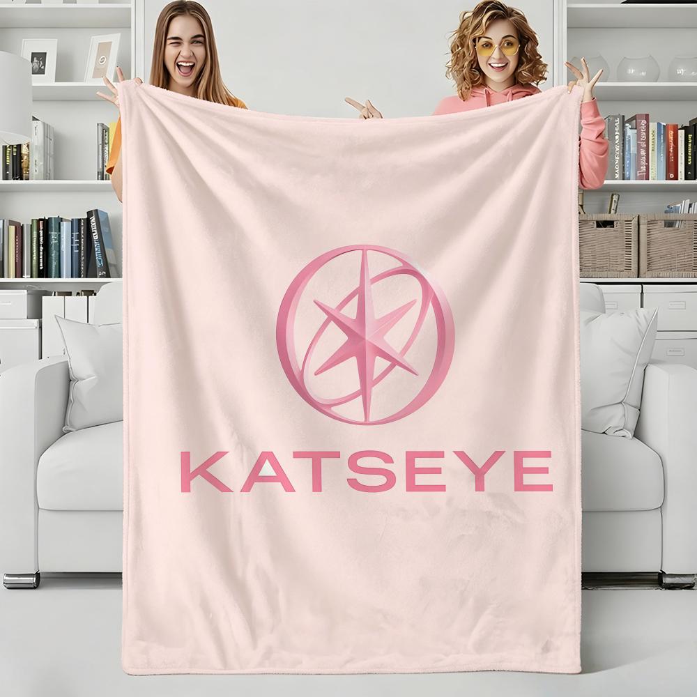 Девичья группа K-KATSEYEs Бросает фланелевое одеяло Идеально для дивана Офиса Кровати Путешествий Сна Чтения Отдыха Кемпинга Использование в четыре сезона