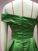 Зеленое атласное вечернее платье на одно плечо с высоким разрезом