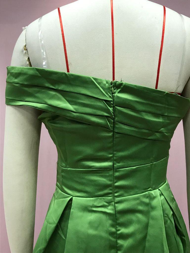 Зеленое атласное вечернее платье на одно плечо с высоким разрезом