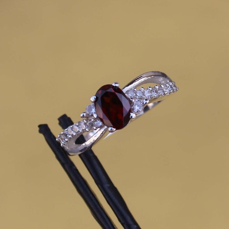 Кольцо с натуральным красным гранатом, кольцо ручной работы, кольцо из стерлингового серебра 925 пробы, овальное дизайнерское кольцо, подарок для нее, юбилейное кольцо, январский камень