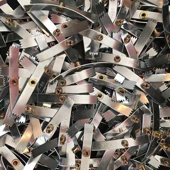 Универсальная монтажная пластина для выключателя/розетки типа 86 с опорным стержнем