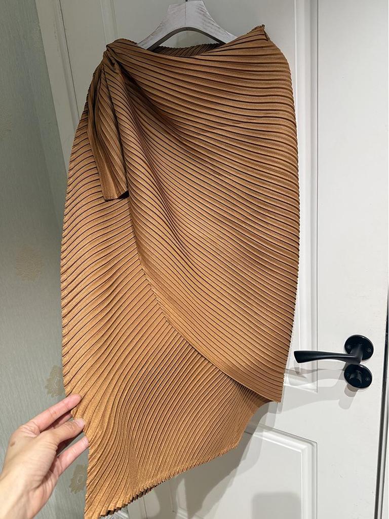 Женская черная плиссированная юбка средней длины с асимметричным разрезом от Мияке