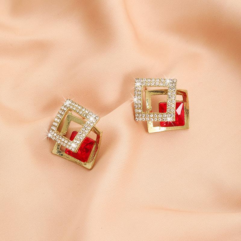  Серьги с красным квадратным кристаллом в стиле ретро — нишевый дизайн с современным оттенком