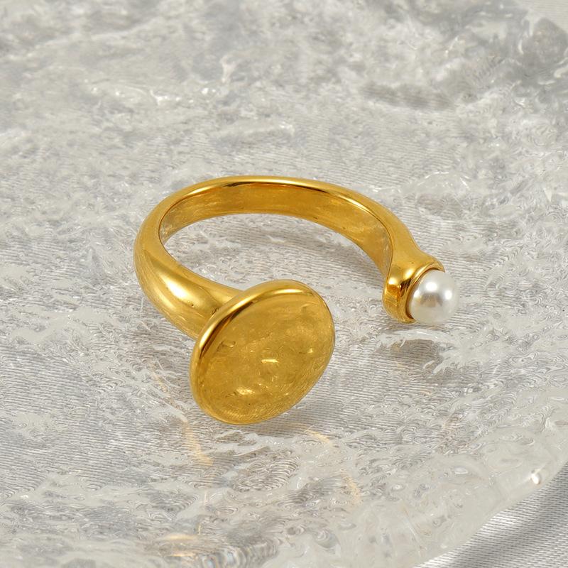 New stylish stainless steel gold-plated pearl ring, a versatile and chic piece in the European and American light luxury style, featuring a unique