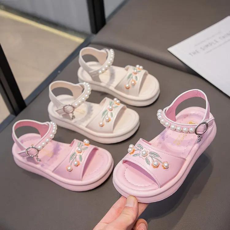 Обувь принцессы для девочек 2024 года, летние новые модные детские вышитые сандалии для отпуска, детская нескользящая пляжная обувь с жемчугом