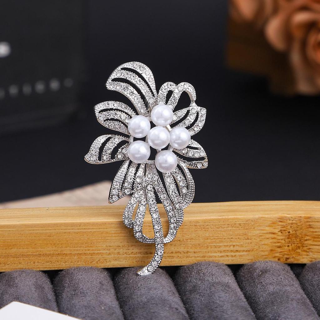 Korean Elegant Pearl Flower Brooch - Versatile, Luxurious Design for Women