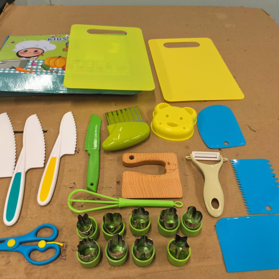 Детский безопасный кухонный набор из 46 предметов: Пластиковые ножи для фруктов и овощей с формами для тиснения и инструментами для детского питания. Доступно несколько стилей.