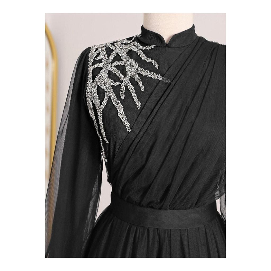 Вечернее платье из тюля с драпировкой и поясом, с каменной отделкой спереди