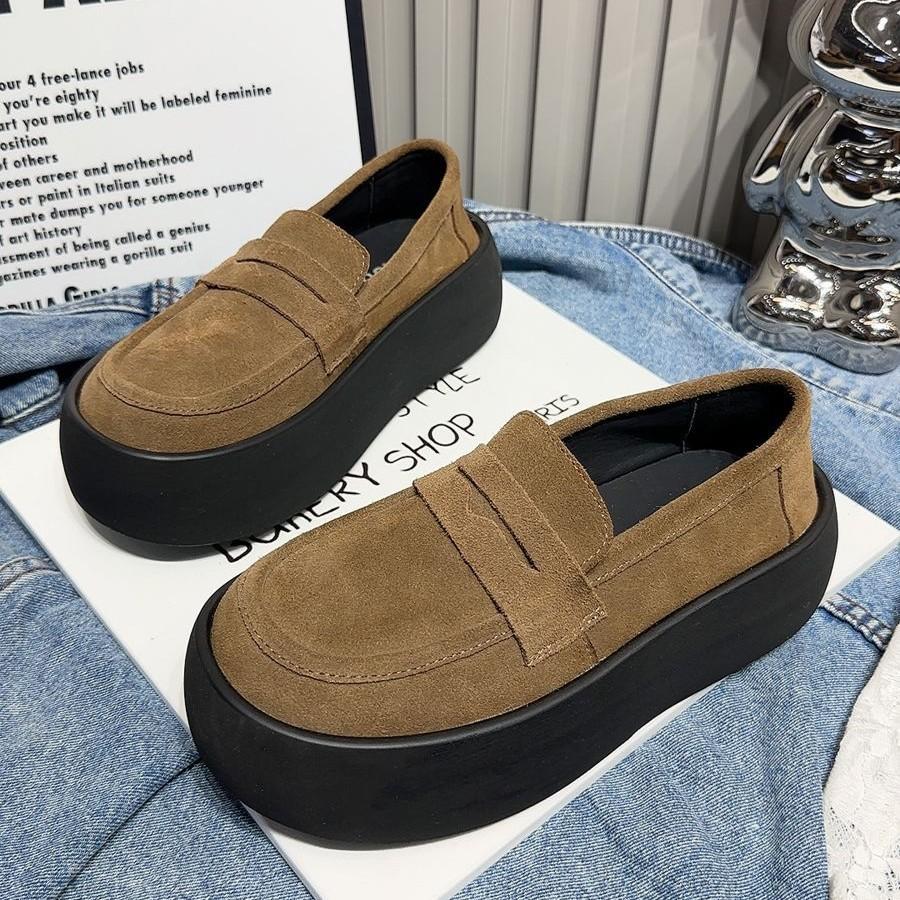 Популярные лоферы 2025 новые повседневные туфли удобные и модные универсальные и стройнящие ультралегкие на толстой подошве женские универсальные трендовые туфли женщины