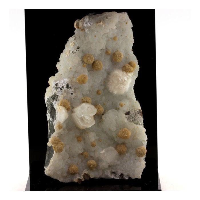 Pierres et Minéraux. Okenite + Gyrolite + Prehnite + Apophyllite. 1480.0 ct. Pune District, Maharashtra, Inde.