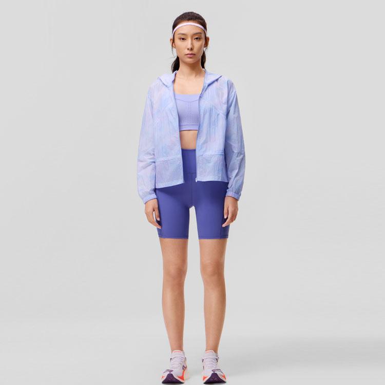 SAUCONY Логотип Защита от солнца UV40 Легкая тканая куртка с капюшоном свободного кроя Женская куртка Синий Фиолетовый Омбре SC1249124A-PR62