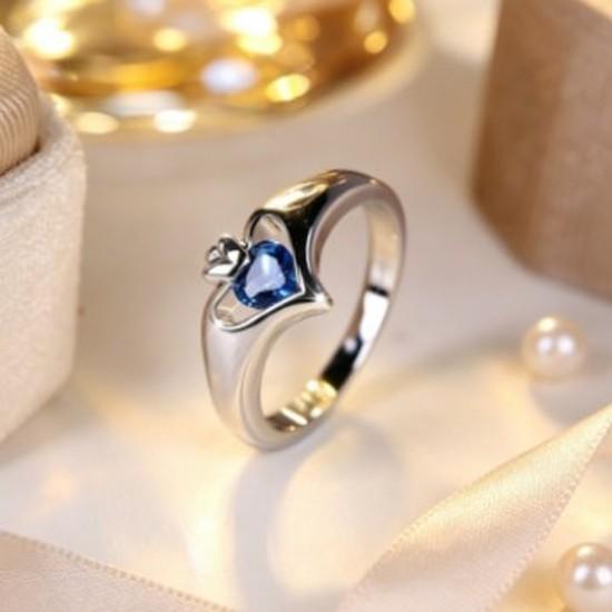 Simple double heart blue zircon ring Niche, lightweight luxury ring with a smooth, polished finish and a heart-shaped blue sapphire