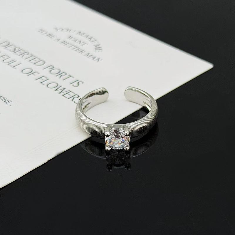 Нежный характер Одиночный бриллиант Простое кольцо с бриллиантом Открытое кольцо Женское Кольцо на указательный палец для работы Нишевый дизайн Чувство стиля