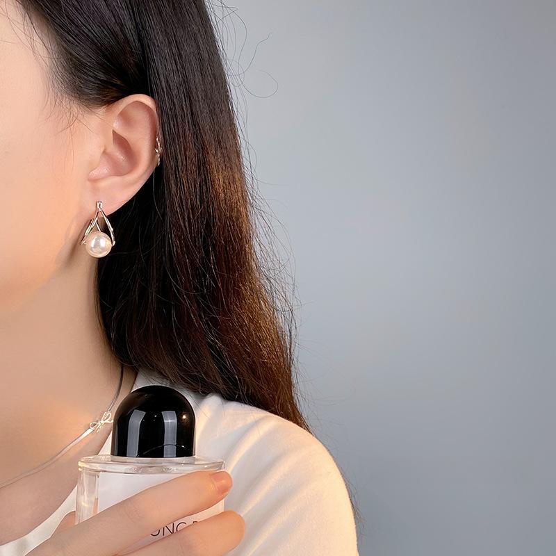 Simple Double-layer Geometric Pearl Ear Buttons for Women's Temperament Light Luxury Earrings Niche Earrings