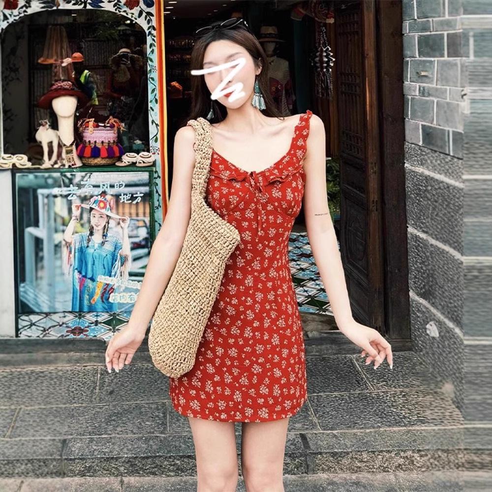 Женское французское ретро красное платье с цветочным принтом на бретелях-спагетти - издание начала весны 2025 года, дизайн для стройности талии.