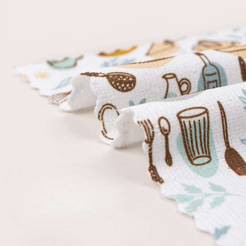 Кухонные полотенца из ультратонкого волокна с принтом не легко выбрасывают волосы, впитывают воду, удаляют масляные пятна и являются многофункциональными тряпками для мытья посуды.