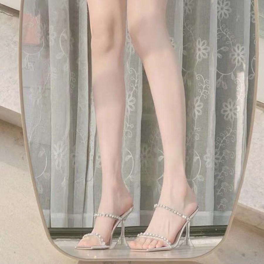 Одно слово с прозрачными высокими каблуками толстый каблук 2025 новые кристальные крутые тапочки верхняя одежда женские летние серебряные сандалии со стразами женские