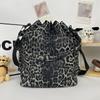 Модная наплечная сумка-мессенджер 2025 зима новая универсальная ins леопардовый принт иностранный газ сумка-ведро