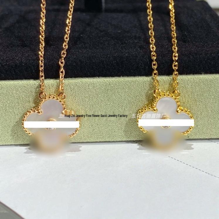 Ожерелье «Четырехлистный клевер» Van Cleef: Золотой кулон с дизайном в виде пяти цветков, с белым перламутром, красным агатом и бриллиантом для женщин.