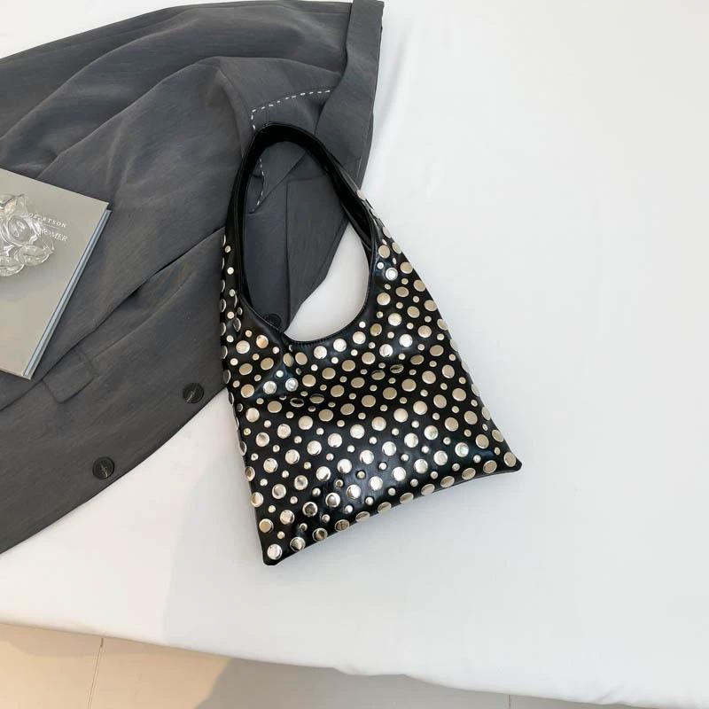 Летняя сумка через плечо с заклепками, брендовая, модная, из высококачественной ПУ кожи, универсальная, однотонная, для通勤, тоут, женская сумка-ведро, подмышечная сумка