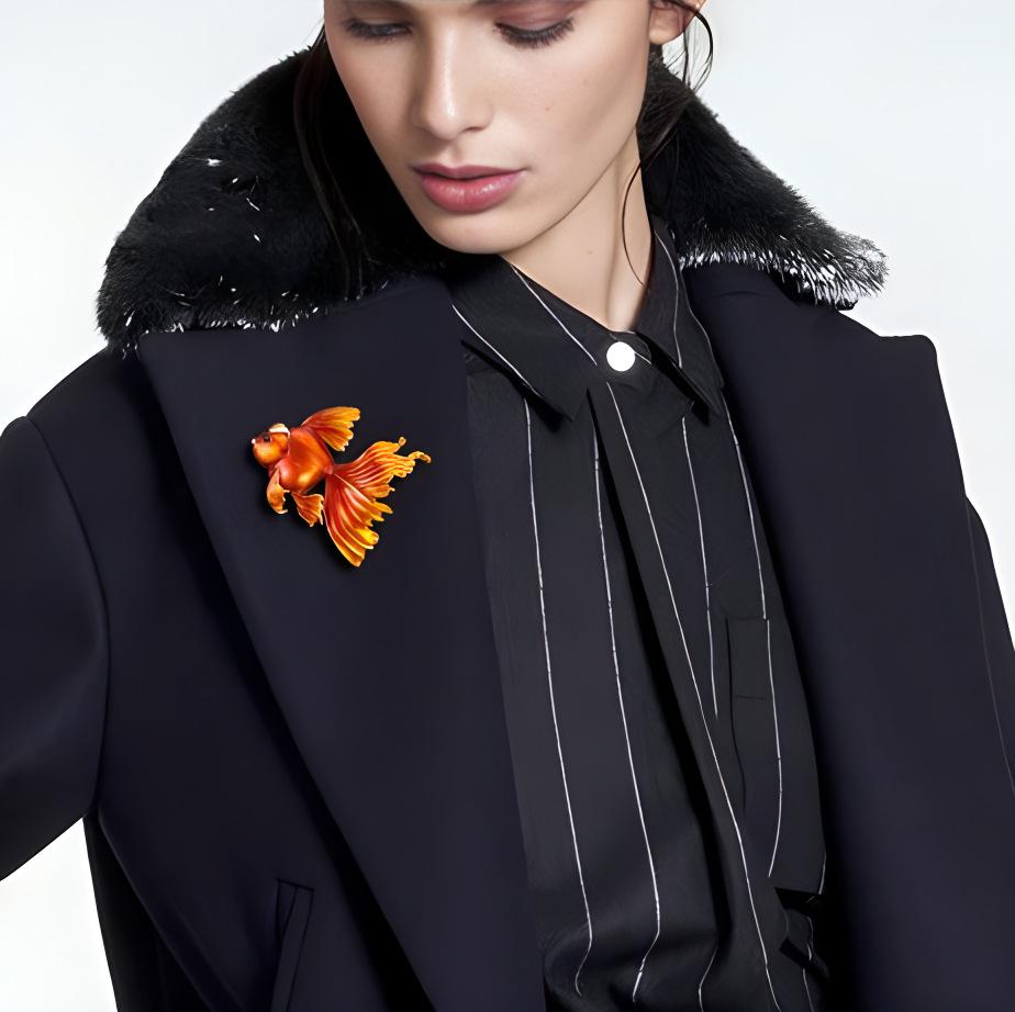 Брошь Кулон Эмаль Клуазоне Кои - Элегантный Дизайн Золотой Рыбки для Женских Костюмов