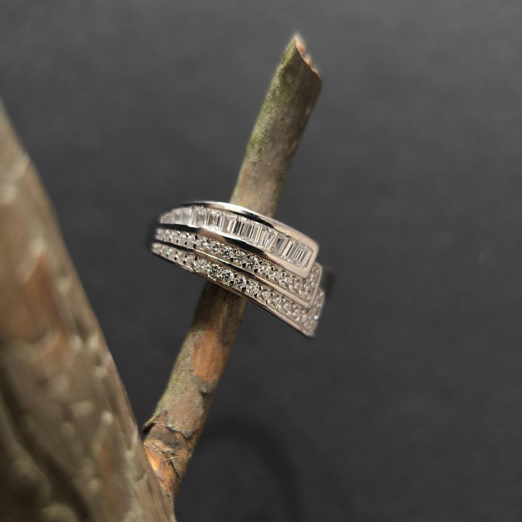 Серебряное кольцо с фианитами, вес изделия 4,18 гр (2207658)
