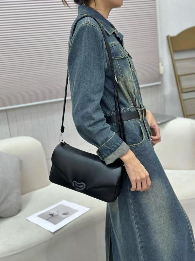 Fashionable Macaron Color Underarm Bag Heart Shaped Buckle Shoulder Bag Women's Versatile Light Luxury Crossbody Bag