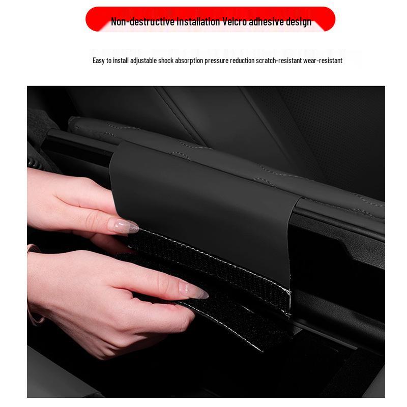 Кожаная накладка на подлокотник консоли Lynk & Co 900: Защитная накладка для интерьера