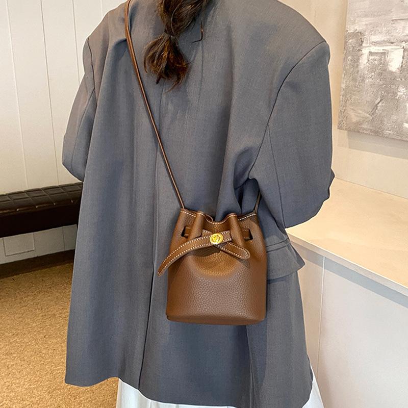 Сумка-ведро Новая осенне-зимняя сумка через плечо Женская сумка Модная высококачественная универсальная маленькая сумка Сумка через плечо