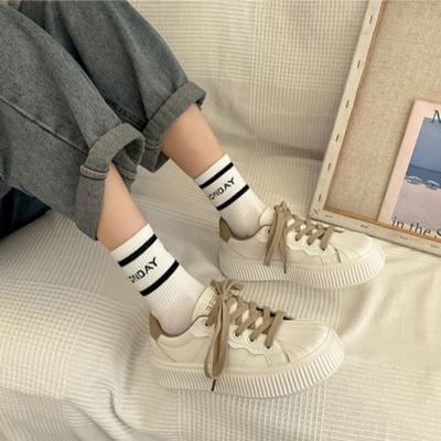 Высококачественные маленькие белые туфли женские весенние и осенние туфли-ракушки для головы 2024 года, новая нишевая универсальная спортивная обувь на платформе