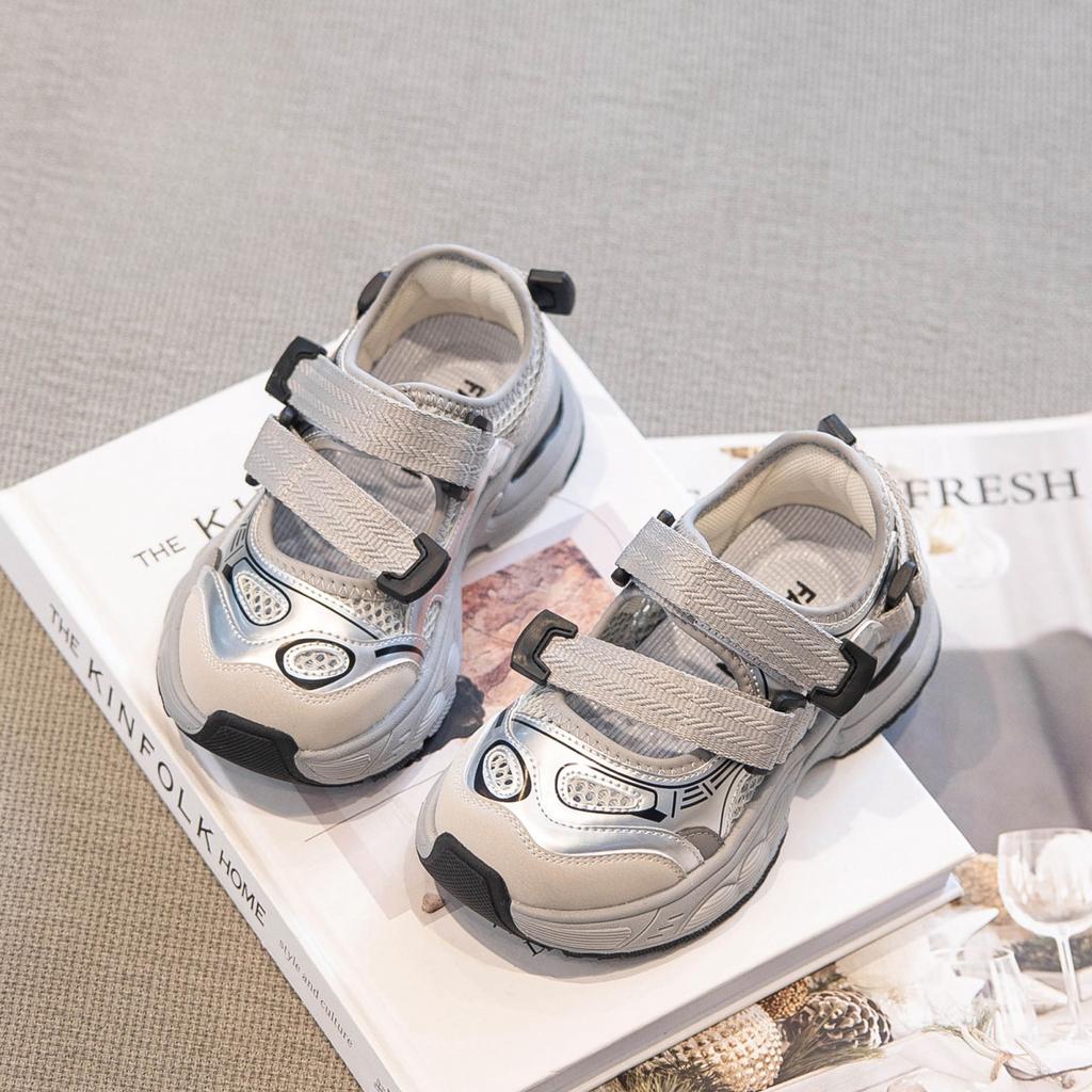 Мальчиковые сандалии 2025 новые летние детские туфли с закрытым носком летние спортивные сандалии девочки пляжная обувь для детей среднего и старшего возраста