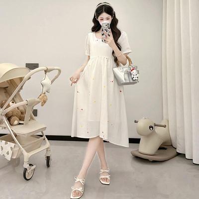 Летняя белая одежда для беременных с коротким рукавом 2026: Простой, свободный и стройнящий дизайн