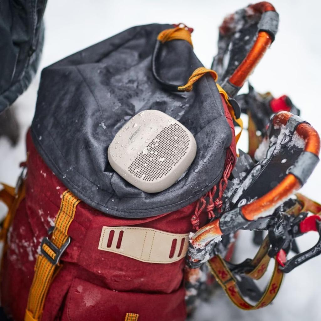 Маленький портативный водонепроницаемый динамик с белым дымчатым микрофоном,