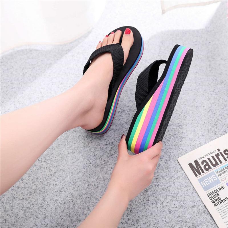 Модные шлепанцы 2024 года, лето, новые радужные толстые подошвы, наклонный каблук, верхняя одежда, повседневная пляжная нескользящая женская обувь, тапочки для девочек