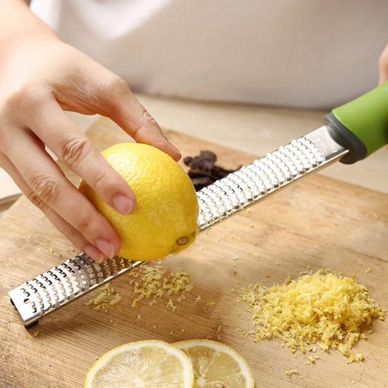 Терка для сыра из нержавеющей стали Многоцелевая кухонная овощечистка Терка-цедратор для лимона, устойчивая к ржавчине, с эргономичной ручкой, для кухонного использования