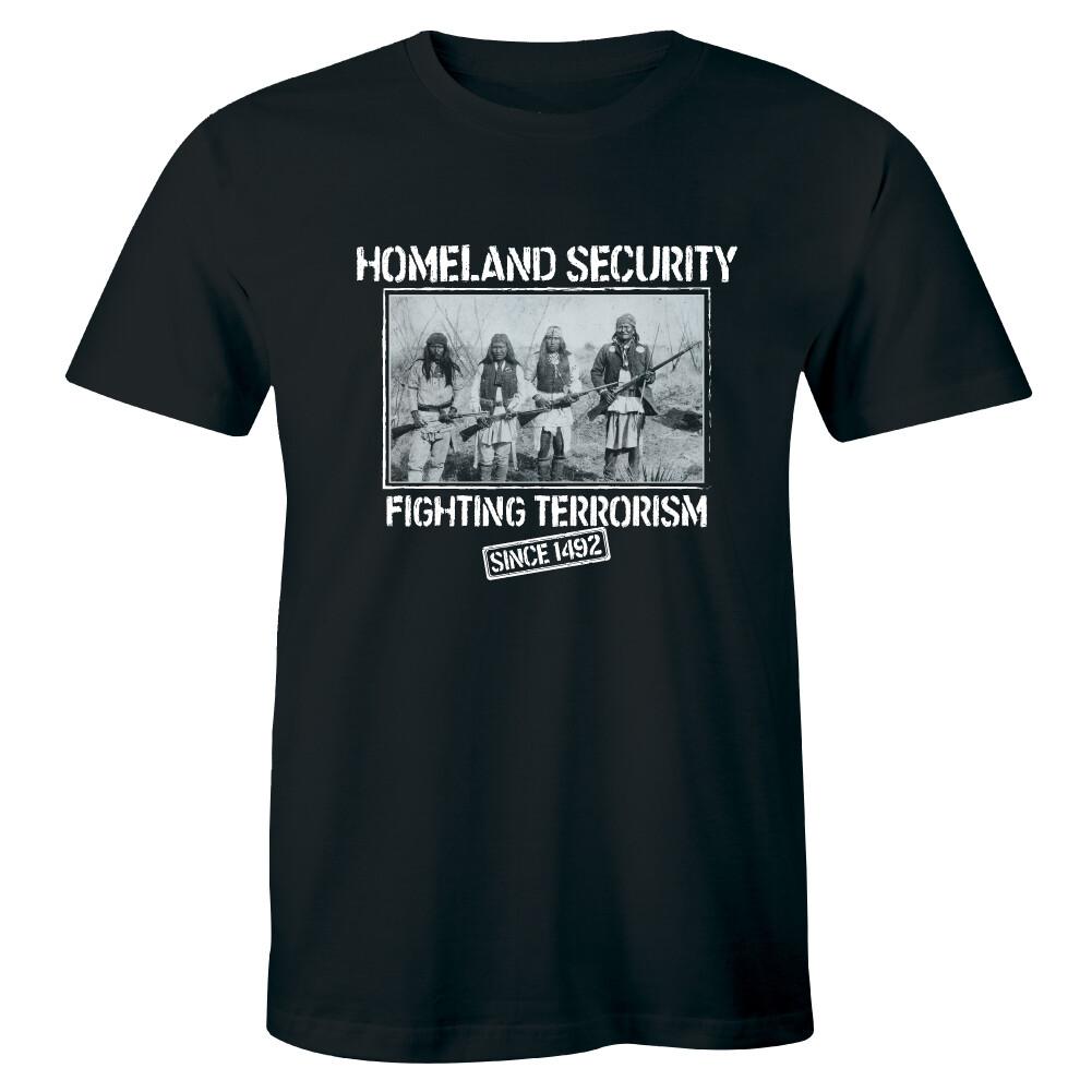 Министерство внутренней безопасности Борется с терроризмом с 1492 года Футболка Коренной американец