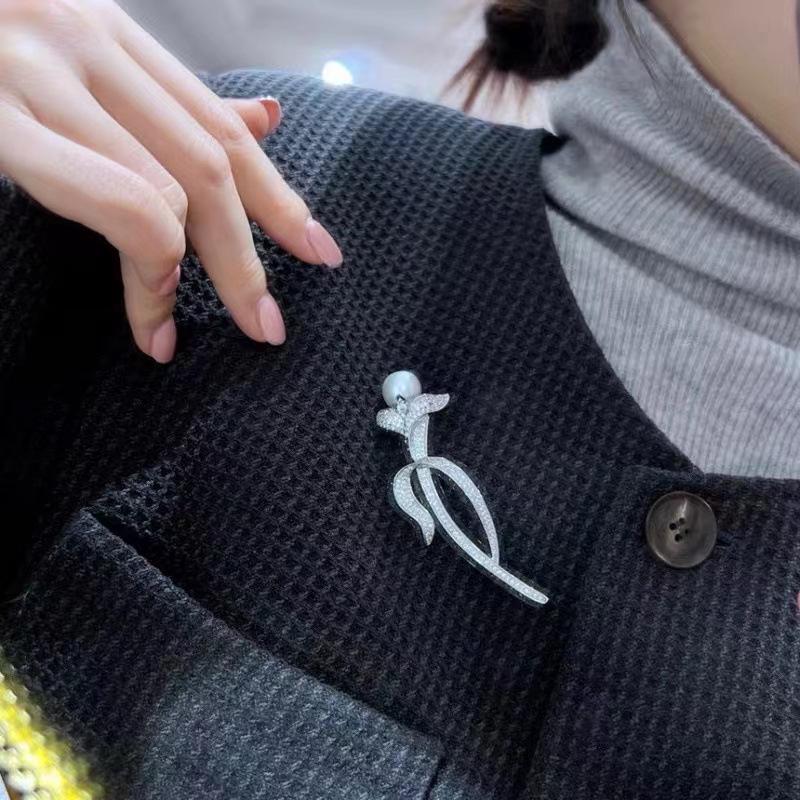 Брошь «Тюльпан осень/зима»: Булавка с барочным жемчугом, инкрустированная цирконием