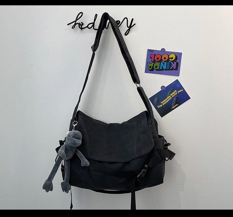 Unisex Retro Canvas Messenger Bag: Versatile Crossbody for Men and Women, Ideal for Travel or Class.