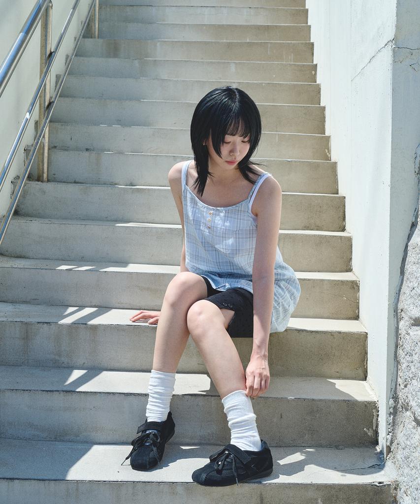 Mihebeu [Blue Closet X Mihebeu] Клетчатое многослойное платье без рукавов Небесно-голубое