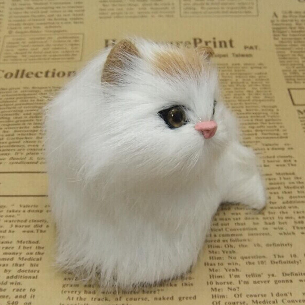 Милый реалистичный маленький сидящий кот с рамкой из настоящего меха пушистого животного