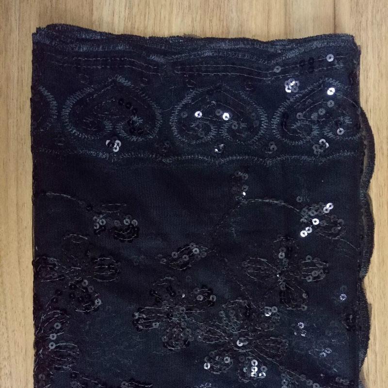 Платок на плечи с вышивкой